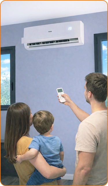 Couple avec bébé allumant une climatisation monosplit à l'aide d'une télécommande